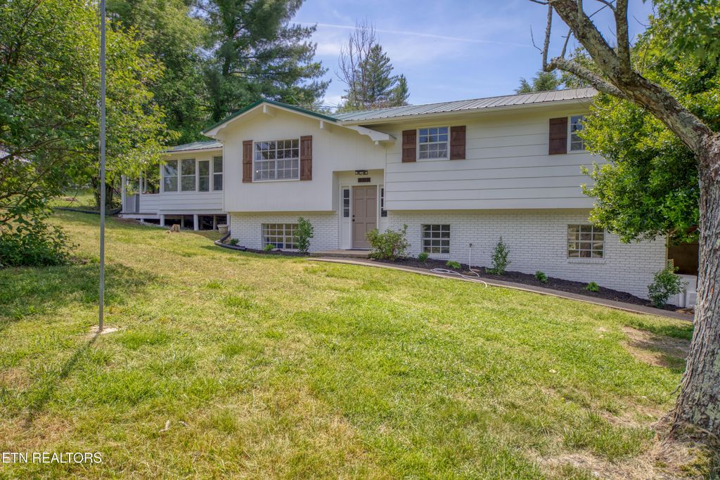 Photo of 808 Williamson Chapel Rd, Maryville, TN 37801 (MLS # 1339726)