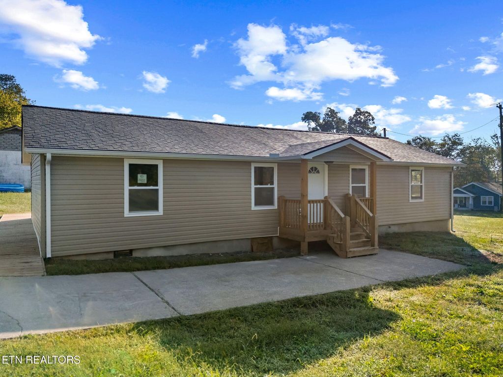 Photo of 303 Hillcrest St, Clinton, TN 37716 (MLS # 1330533)