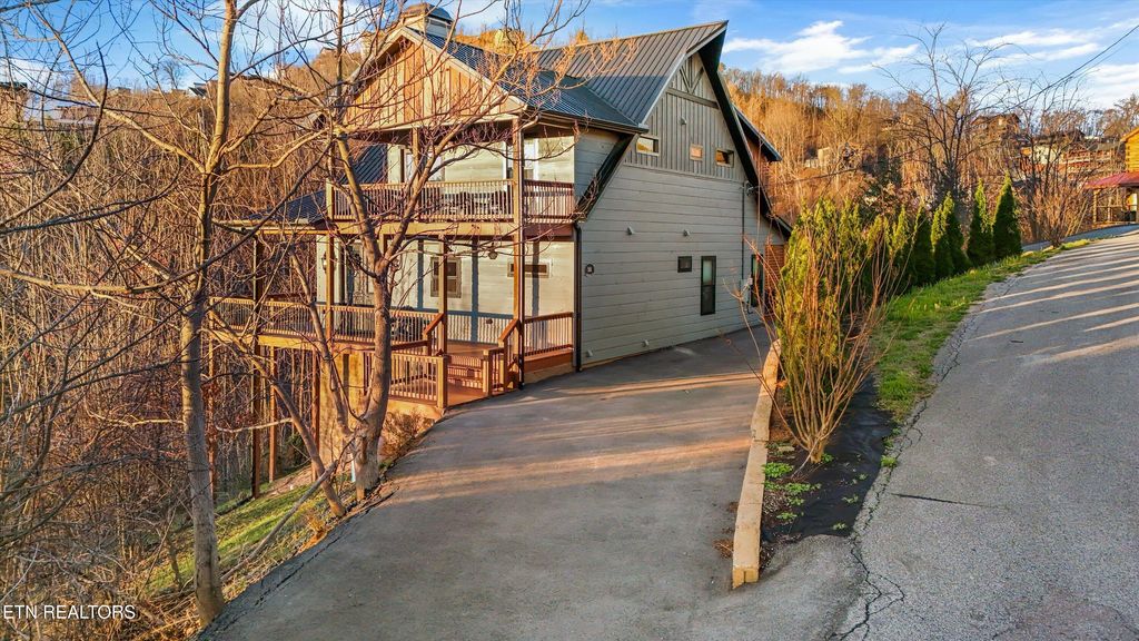 Photo of 561 Edgewood Drive, Gatlinburg, TN 37738 (MLS # 1332965)