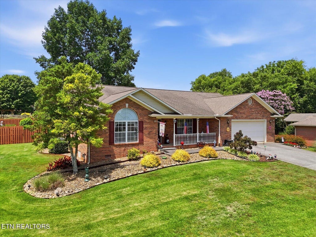 Photo of 421 Sweet Briar Drive, Maryville, TN 37804 (MLS # 1343946)
