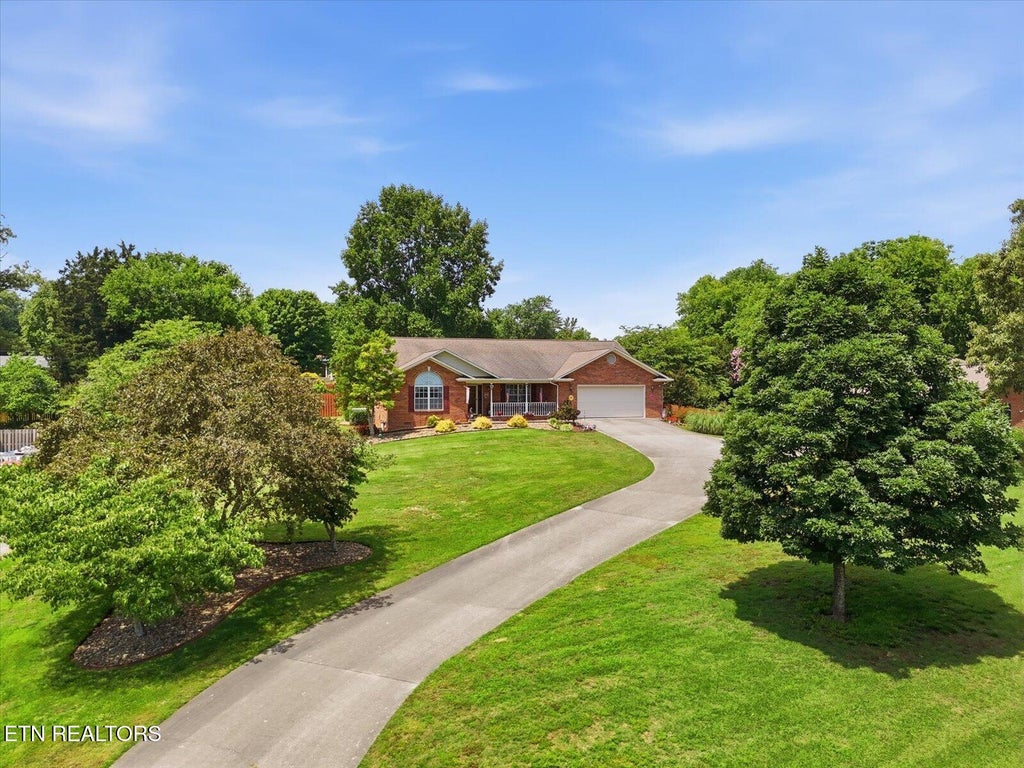 Photo of 421 Sweet Briar Drive, Maryville, TN 37804 (MLS # 1343946)