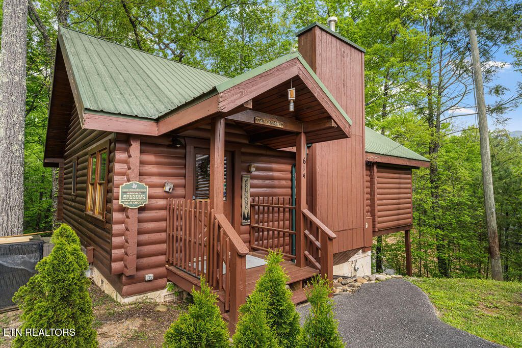 Photo of 614 Hillbilly Haven Way, Gatlinburg, TN 37738 (MLS # 1299976)