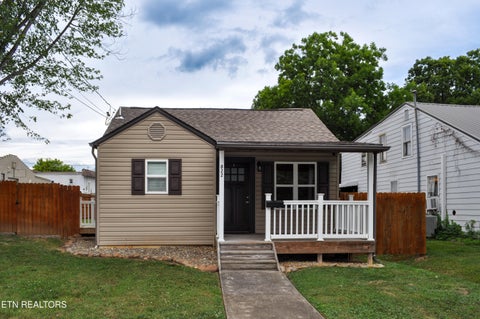 Photo of 822 Carson St, Greeneville, TN 37743 (MLS # 1345205)