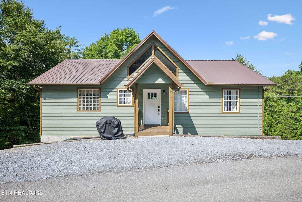 Photo of 916 Hideaway Hills Circle, Sevierville, TN 37862 (MLS # 1344586)