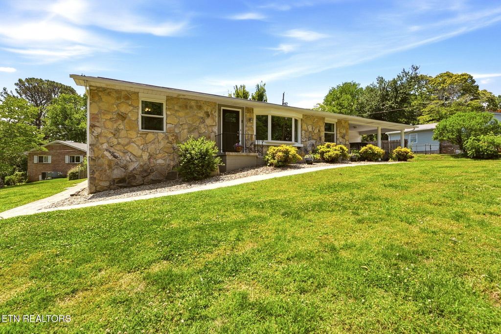 Photo of 211 Woodland Drive, Kingston, TN 37763 (MLS # 1340688)