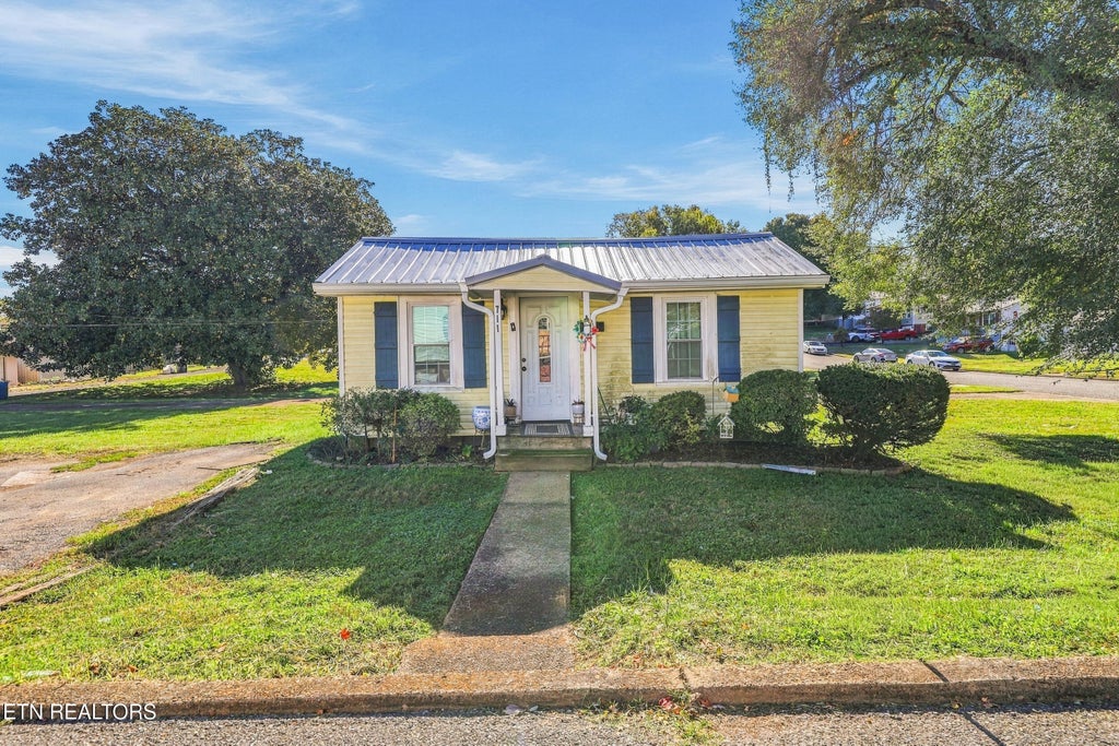 Photo of 711 N B St, Lenoir City, TN 37771 (MLS # 1359909)