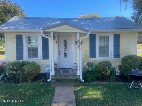 Photo of 711 N B St, Lenoir City, TN 37771 (MLS # 1359909)