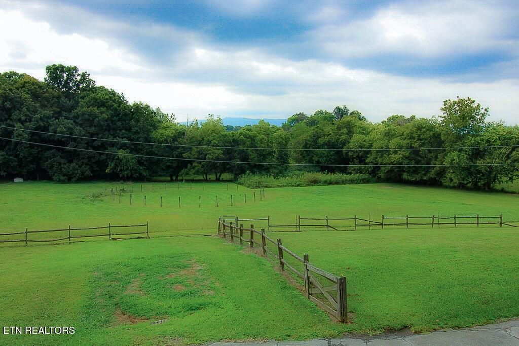 1901 Pine Ridge Rd