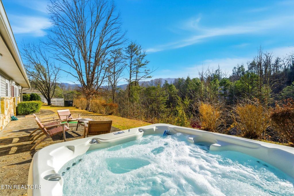 Photo of 1613 Lake Drive, Gatlinburg, TN 37738 (MLS # 1325748)