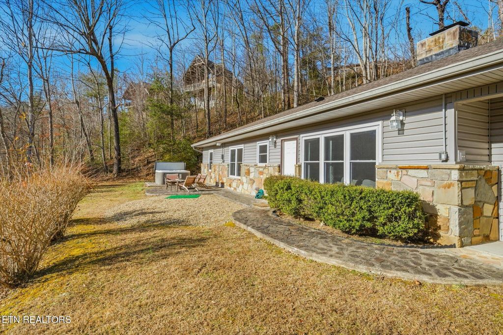 Photo of 1613 Lake Drive, Gatlinburg, TN 37738 (MLS # 1325748)