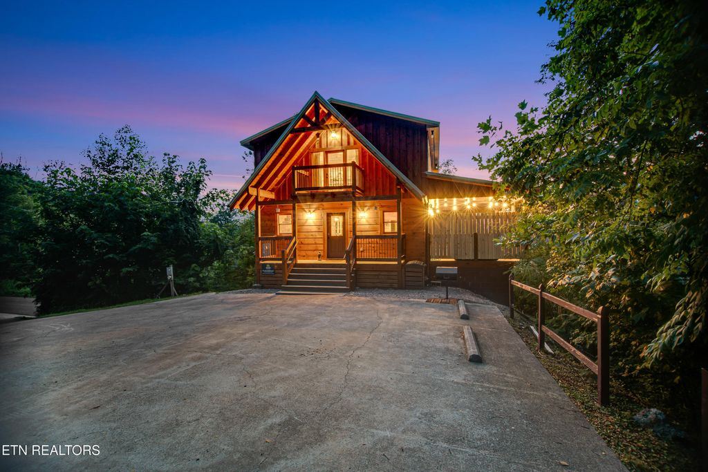 Photo of 1140 E Kings Ridge Rd, Gatlinburg, TN 37738 (MLS # 1315568)