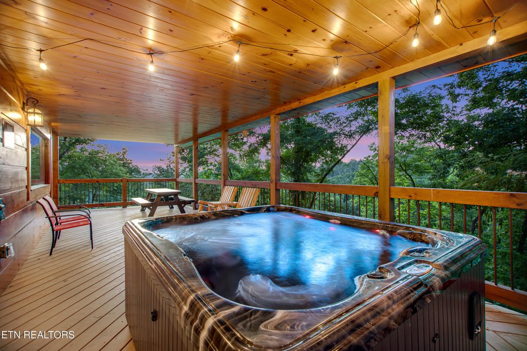 Photo of 1140 E Kings Ridge Rd, Gatlinburg, TN 37738 (MLS # 1315568)
