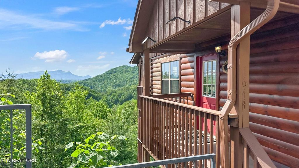 Photo of 1644 Pinewood Way, Sevierville, TN 37862 (MLS # 1322710)