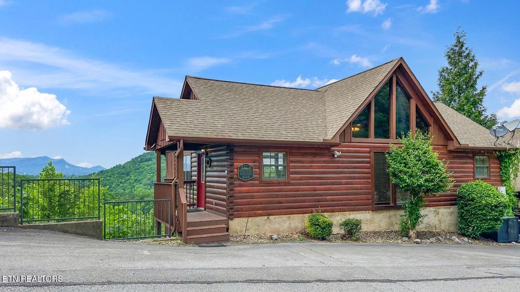 Photo of 1644 Pinewood Way, Sevierville, TN 37862 (MLS # 1322710)