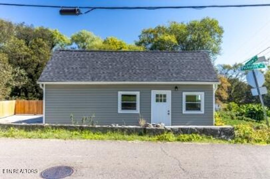 Photo of 128 Pickering St #A, Knoxville, TN 37914 (MLS # 1321130)