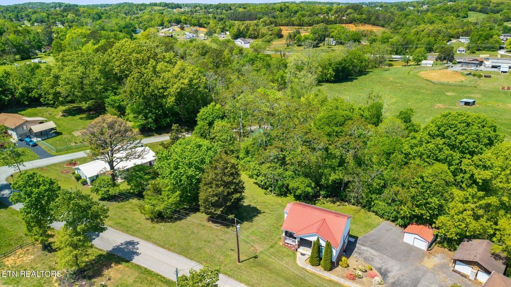 Photo of 720 Garrett Rd, Dandridge, TN 37725 (MLS # 1338230)