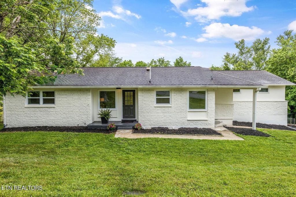 Photo of 812 Sunset Drive, Kingston, TN 37763 (MLS # 1301147)