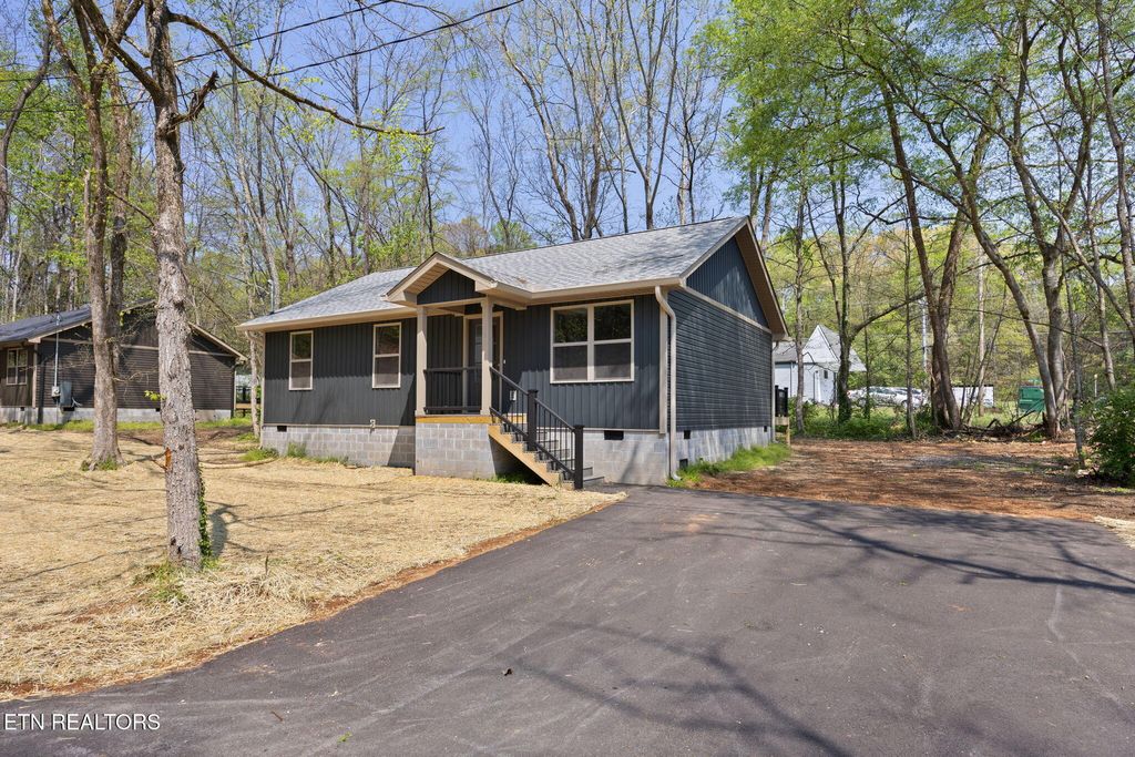 Photo of 501 Hillcrest St, Clinton, TN 37716 (MLS # 1323037)