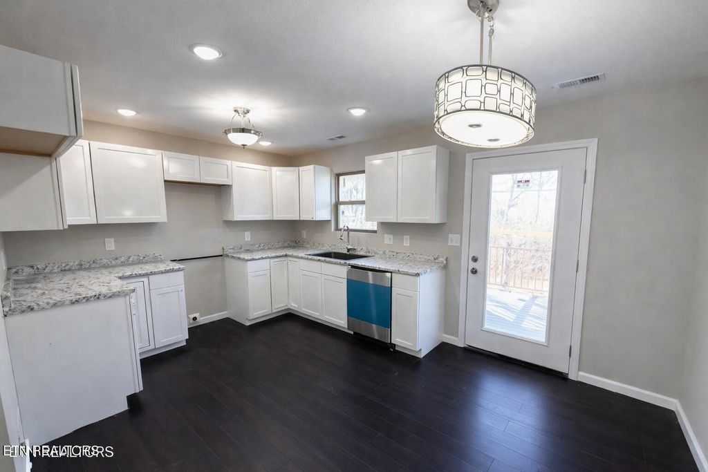 Photo of 501 Hillcrest St, Clinton, TN 37716 (MLS # 1323037)