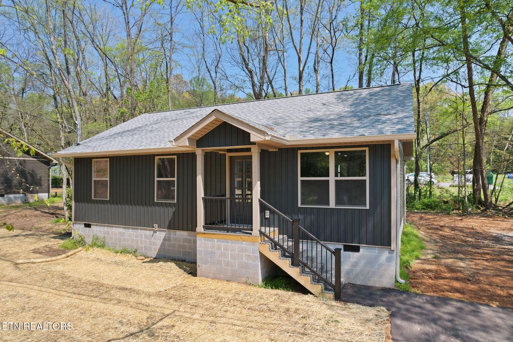 Photo of 501 Hillcrest St, Clinton, TN 37716 (MLS # 1323037)