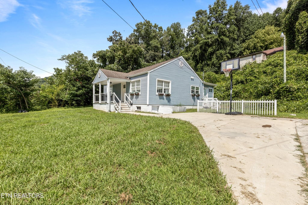 Photo of 632 W Tri County Blvd, Oliver Springs, TN 37840 (MLS # 1349082)