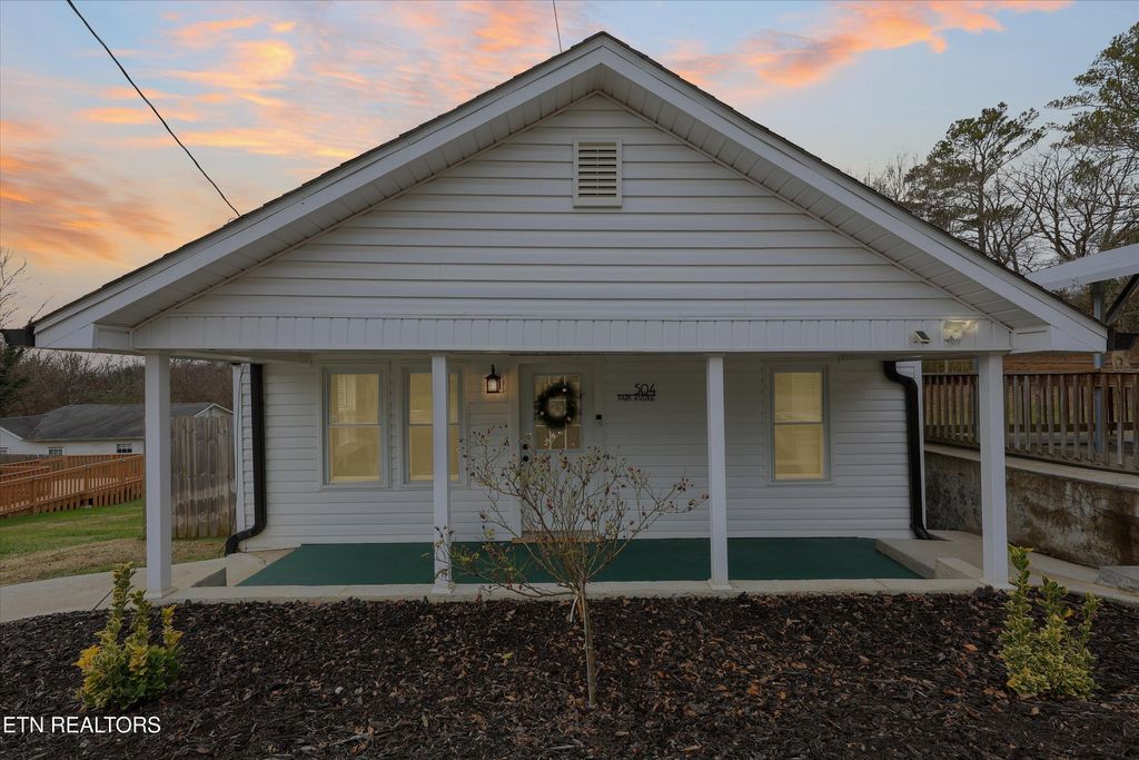 Photo of 504 Park Ave, Clinton, TN 37716 (MLS # 1324138)