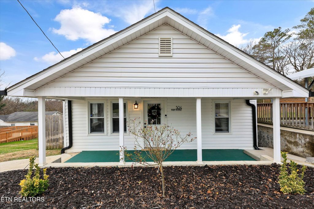 Photo of 504 Park Ave, Clinton, TN 37716 (MLS # 1324138)