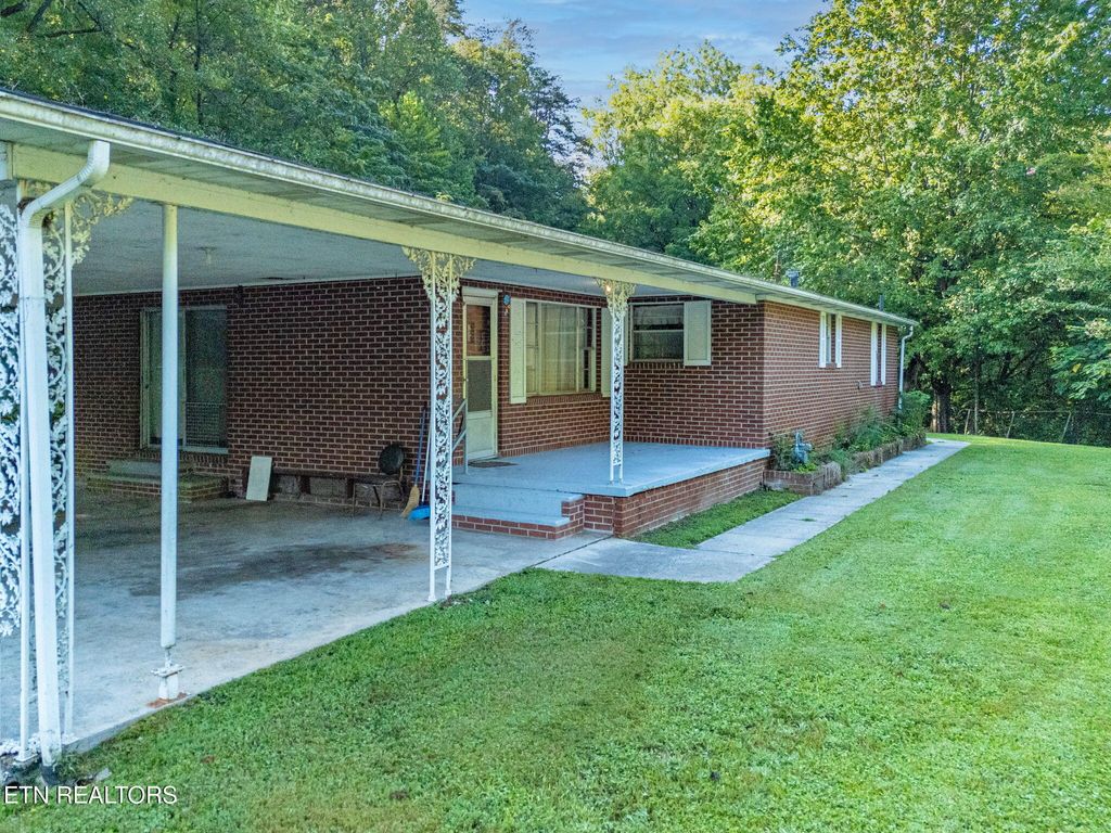 Photo of 813 Andys Ridge Rd, Rocky Top, TN 37769 (MLS # 1313001)