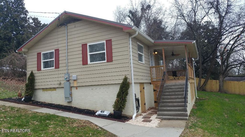 Photo of 618 Pennsylvania Ave, Oak Ridge, TN 37830 (MLS # 1323750)