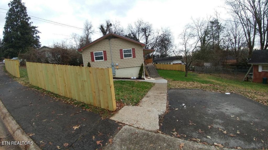 Photo of 618 Pennsylvania Ave, Oak Ridge, TN 37830 (MLS # 1323750)