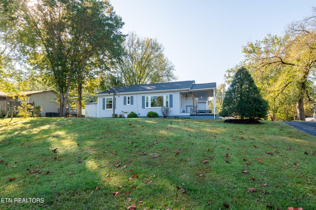 Photo of 121 Midway Drive, Oliver Springs, TN 37840 (MLS # 1359077)