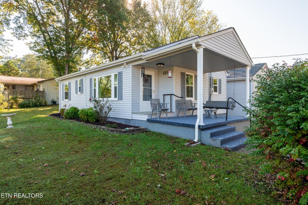 Photo of 121 Midway Drive, Oliver Springs, TN 37840 (MLS # 1359077)