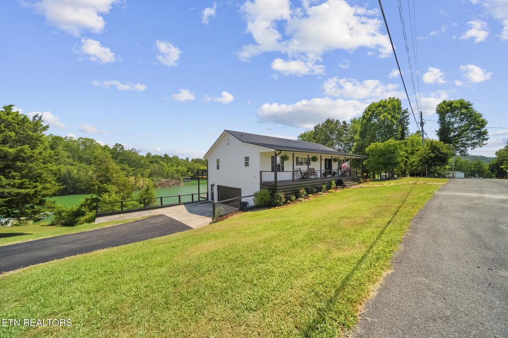 Photo of 1033 Sunset View Road Rd, Sevierville, TN 37876 (MLS # 1320591)