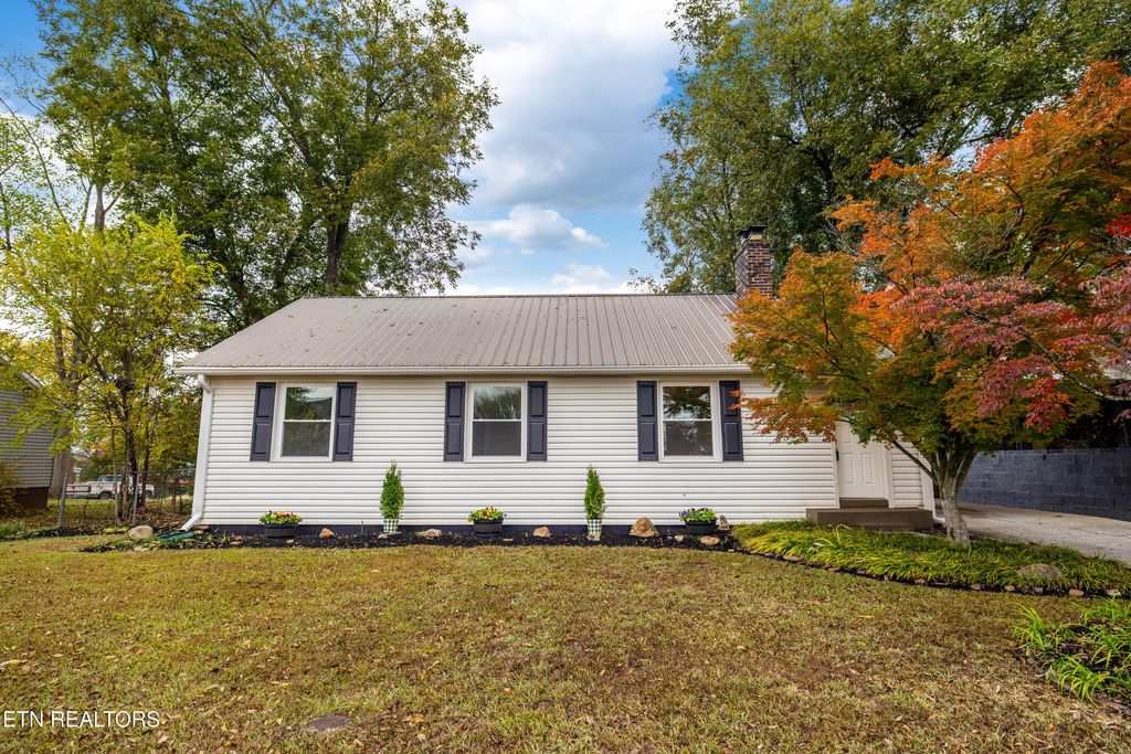 Photo of 1907 Crest Rd, Maryville, TN 37804 (MLS # 1317911)