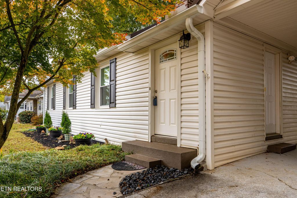 Photo of 1907 Crest Rd, Maryville, TN 37804 (MLS # 1317911)