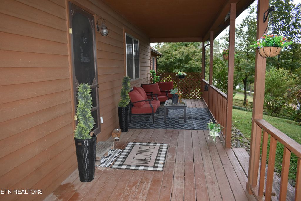 Photo of 306 Mountain Rd, New Tazewell, TN 37825 (MLS # 1318360)