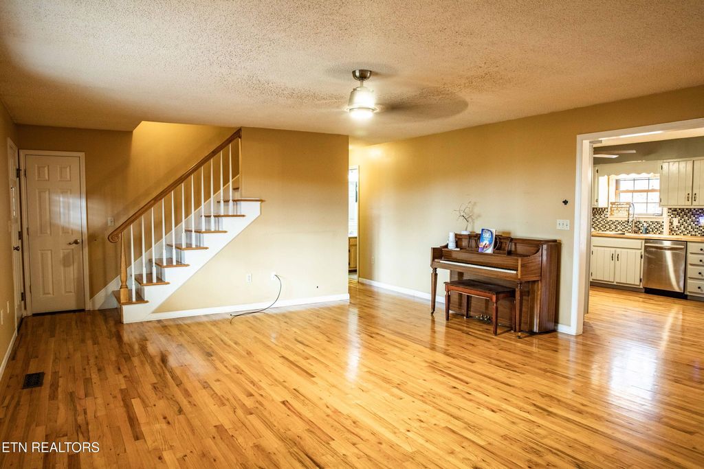 Photo of 306 Mountain Rd, New Tazewell, TN 37825 (MLS # 1318360)