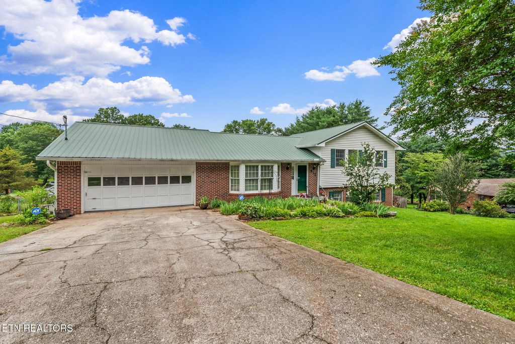 Photo of 512 Farmer Hollow Rd, Clinton, TN 37716 (MLS # 1305102)