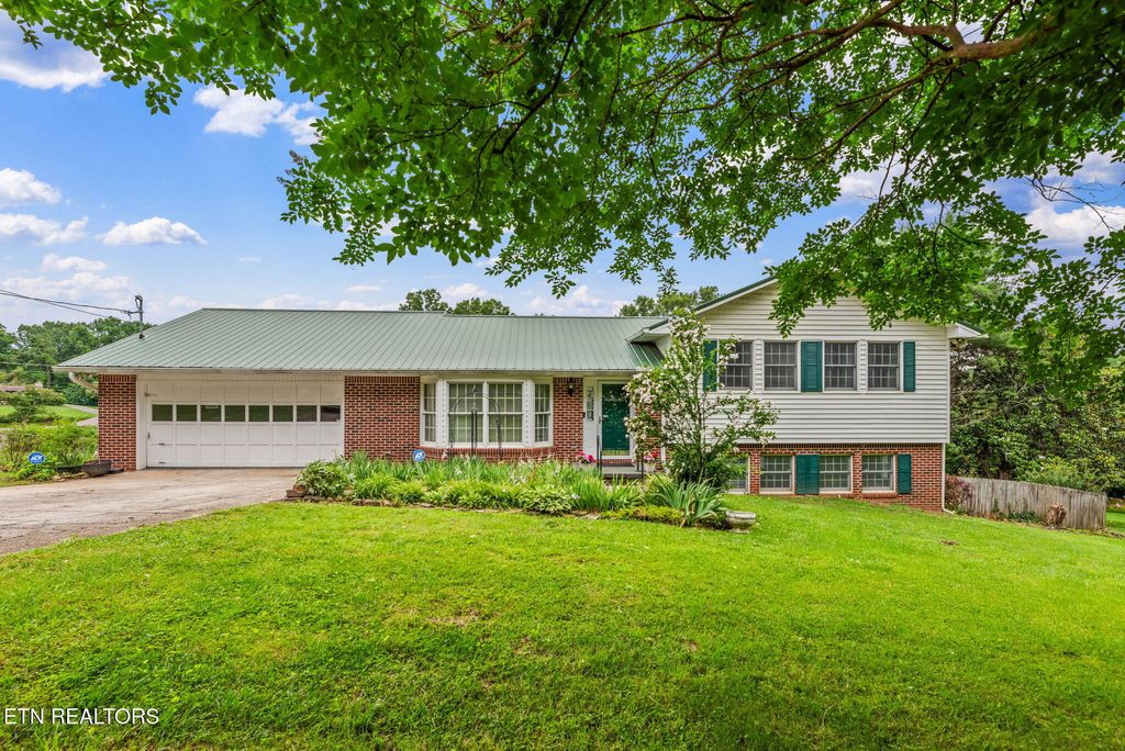 Photo of 512 Farmer Hollow Rd, Clinton, TN 37716 (MLS # 1305102)