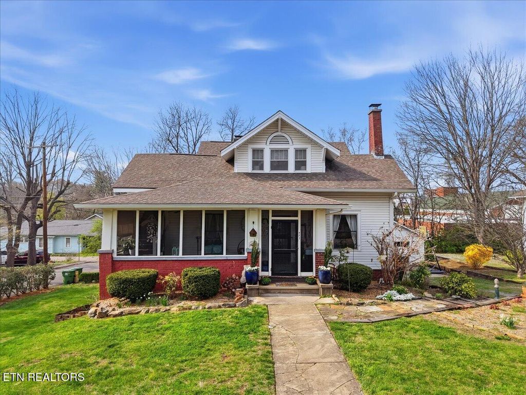 Photo of 227 W Goddard Ave, Maryville, TN 37803 (MLS # 1333625)