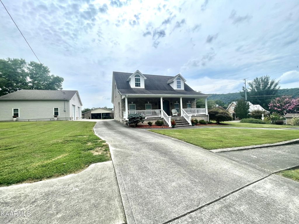 Photo of 305 Roane St, Oliver Springs, TN 37840 (MLS # 1235373)