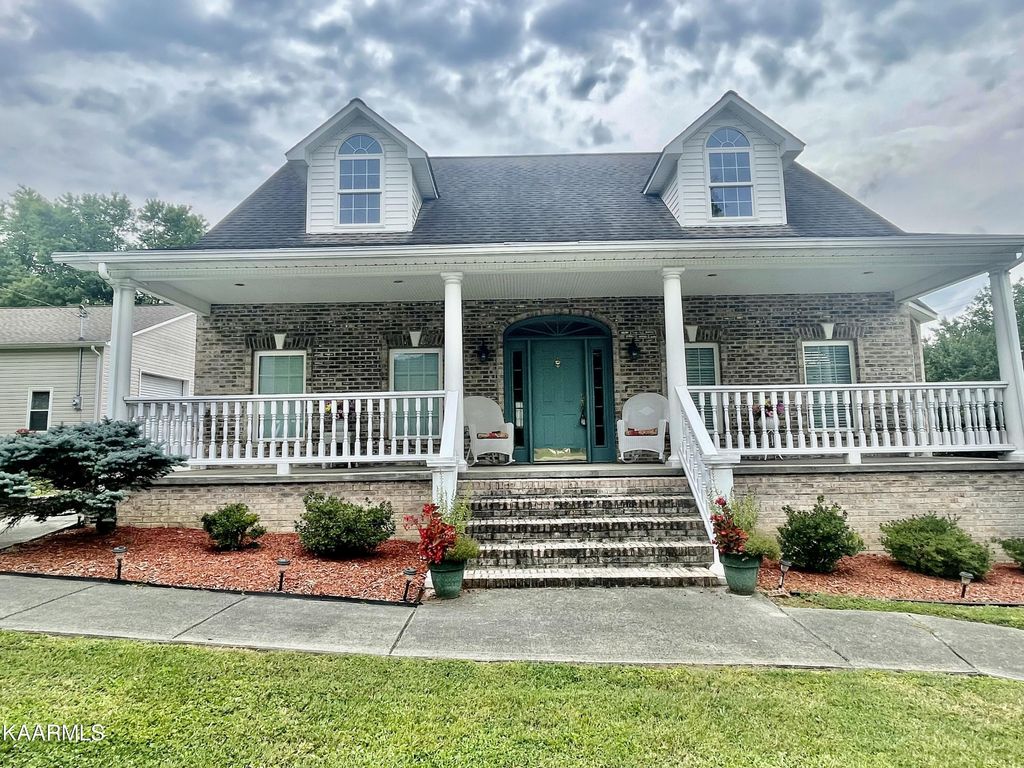 Photo of 305 Roane St, Oliver Springs, TN 37840 (MLS # 1235373)