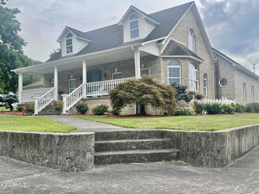 Photo of 305 Roane St, Oliver Springs, TN 37840 (MLS # 1235373)