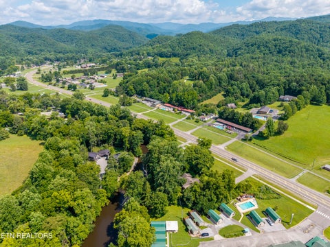 Tiny photo for 8229 E Lamar Alexander Parkway Pkwy, Townsend, TN 37882 (MLS # 1346643)