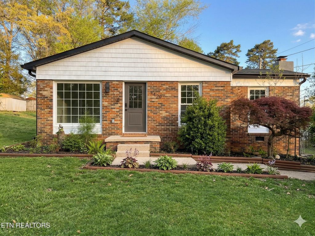 Photo of 2329 Quail Hollow Rd, Knoxville, TN 37923 (MLS # 1336073)