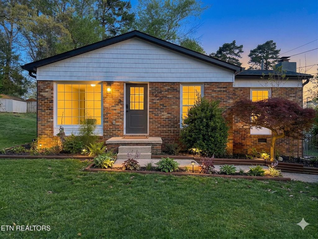 Photo of 2329 Quail Hollow Rd, Knoxville, TN 37923 (MLS # 1336073)