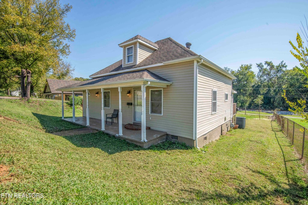 Photo of 1000 W Broadway St, Lenoir City, TN 37771 (MLS # 1359034)