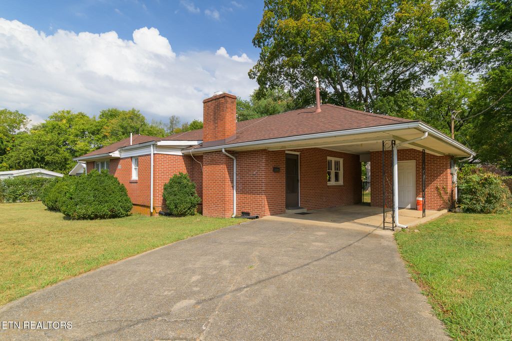Photo of 208 E Dyer St, Madisonville, TN 37354 (MLS # 1314315)