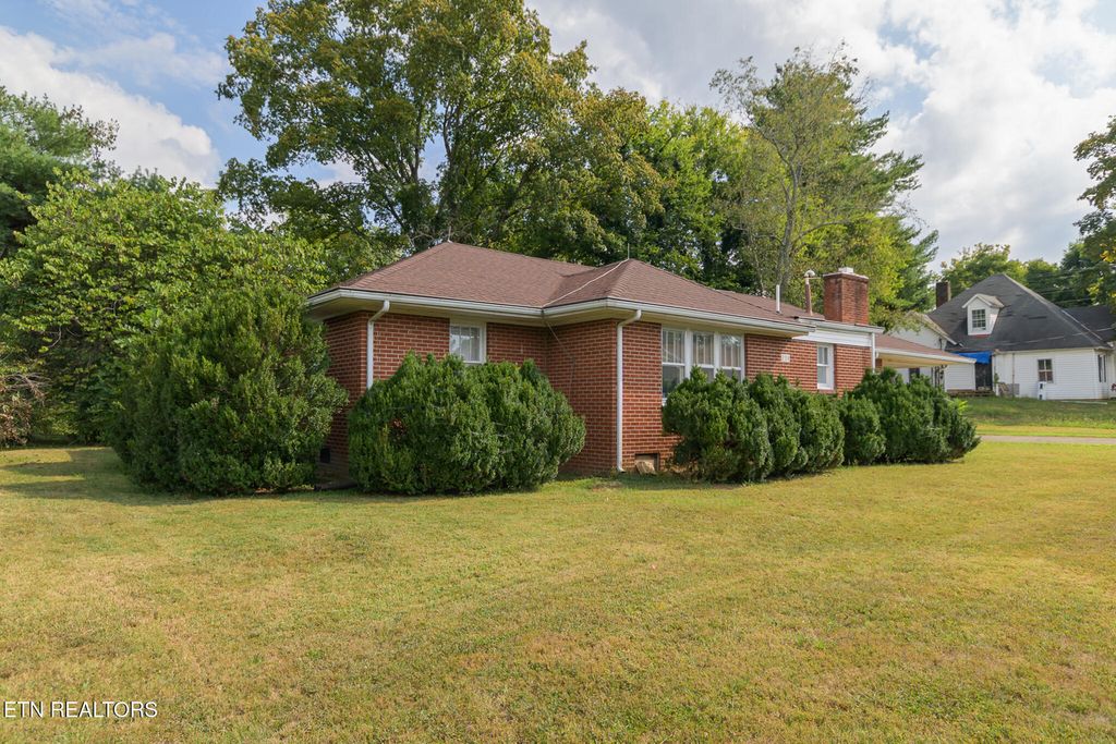 Photo of 208 E Dyer St, Madisonville, TN 37354 (MLS # 1314315)