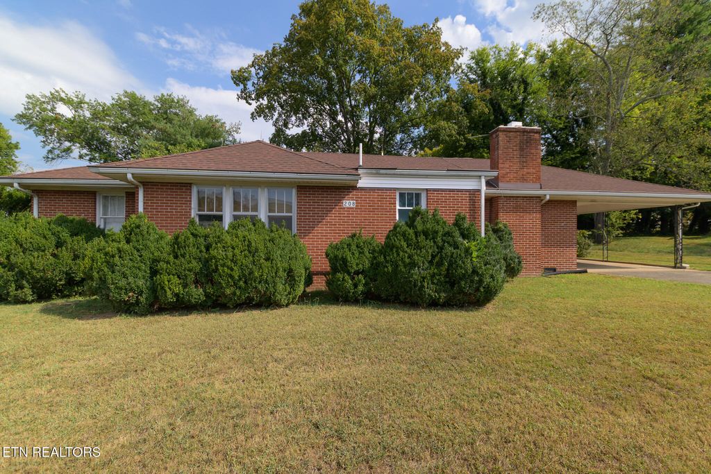 Photo of 208 E Dyer St, Madisonville, TN 37354 (MLS # 1314315)